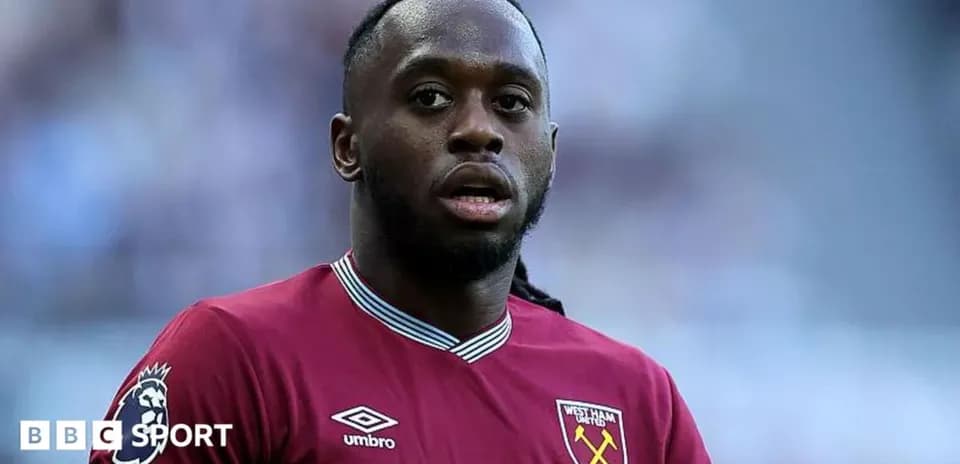 Jugador de West Ham United en uniforme de equipo