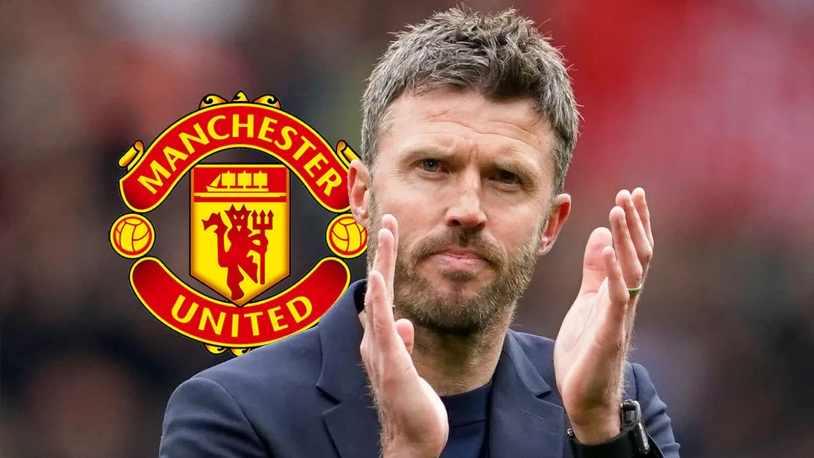 Entrenador aplaudiendo con logo de Manchester United