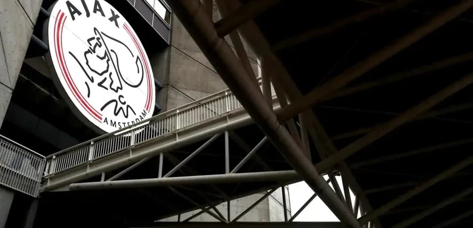 Logo de Ajax en el exterior del estadio