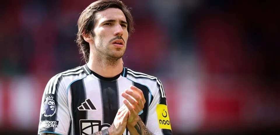 Jugador aplaudiendo en el campo durante partido