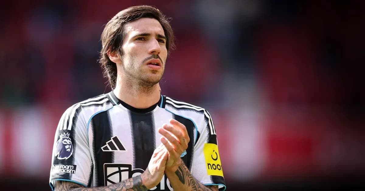 Jugador aplaudiendo en el campo durante partido