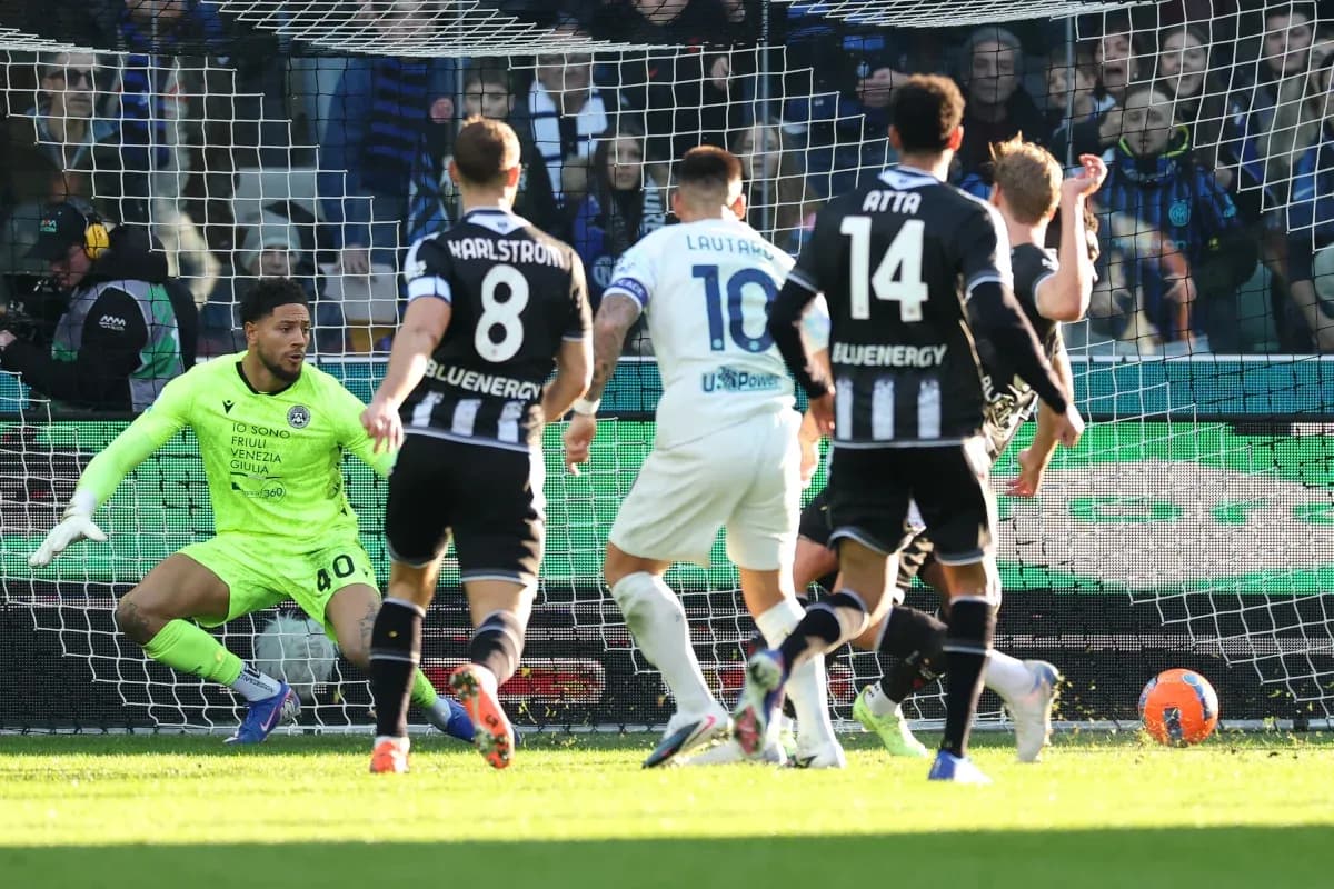 Lautaro Martínez disparando a portería en el partido