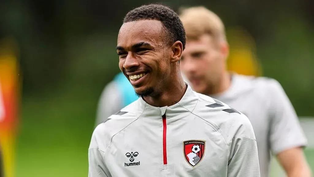 Jugador de Bournemouth sonriendo durante entrenamiento