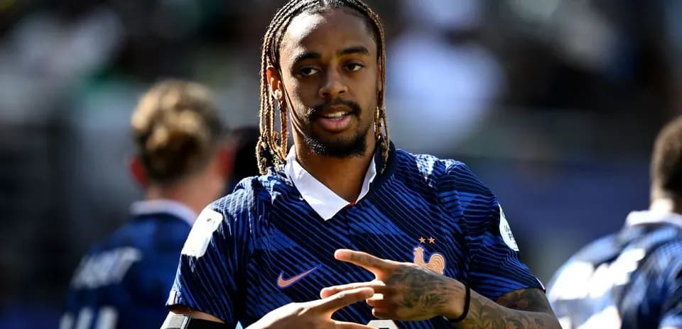 Jugador francés haciendo gesto durante calentamiento