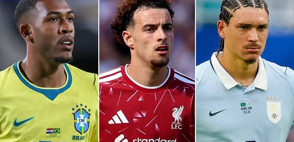Tres jugadores de fútbol en diferentes camisetas