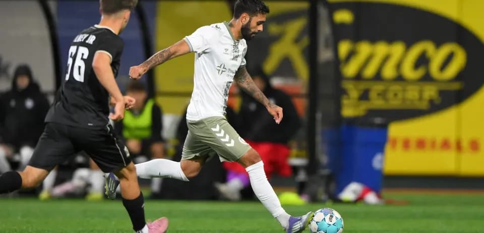 Jugador de NY Cosmos avanzando con el balón
