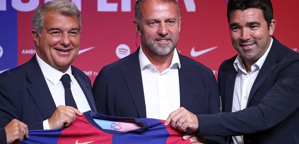 Presentación de nuevo entrenador con camiseta del Barça