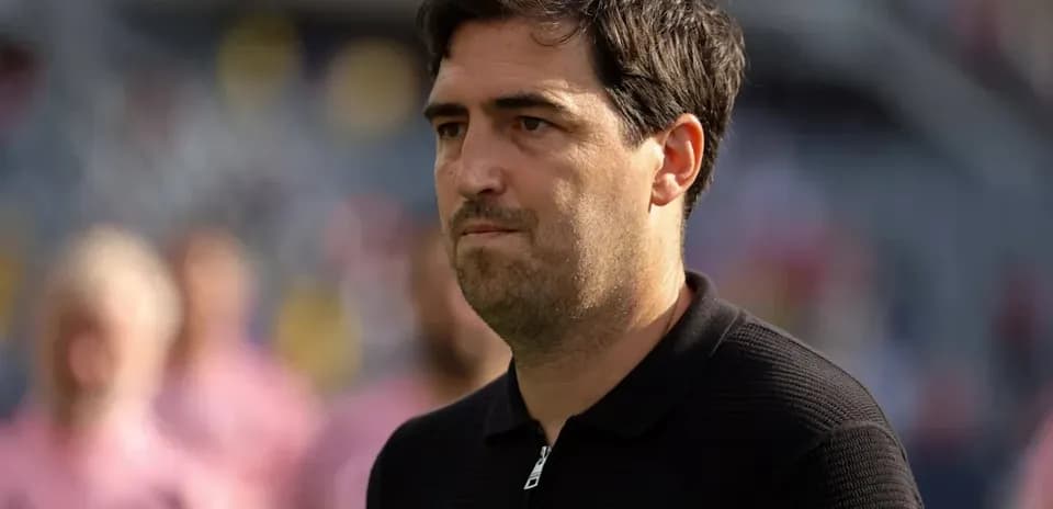 Entrenador observando el campo antes del partido