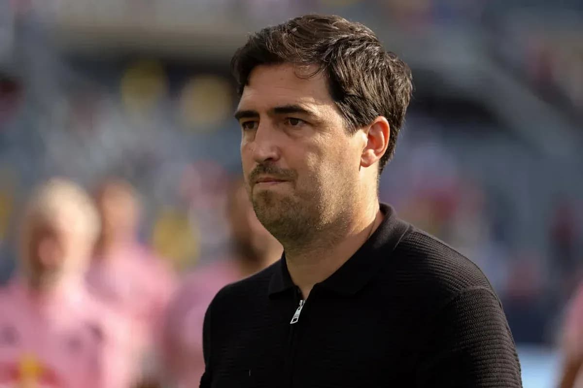 Entrenador observando el campo antes del partido