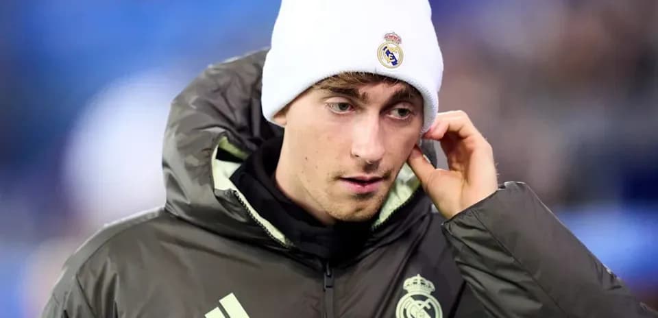 Jugador del Real Madrid con gorro en el banquillo