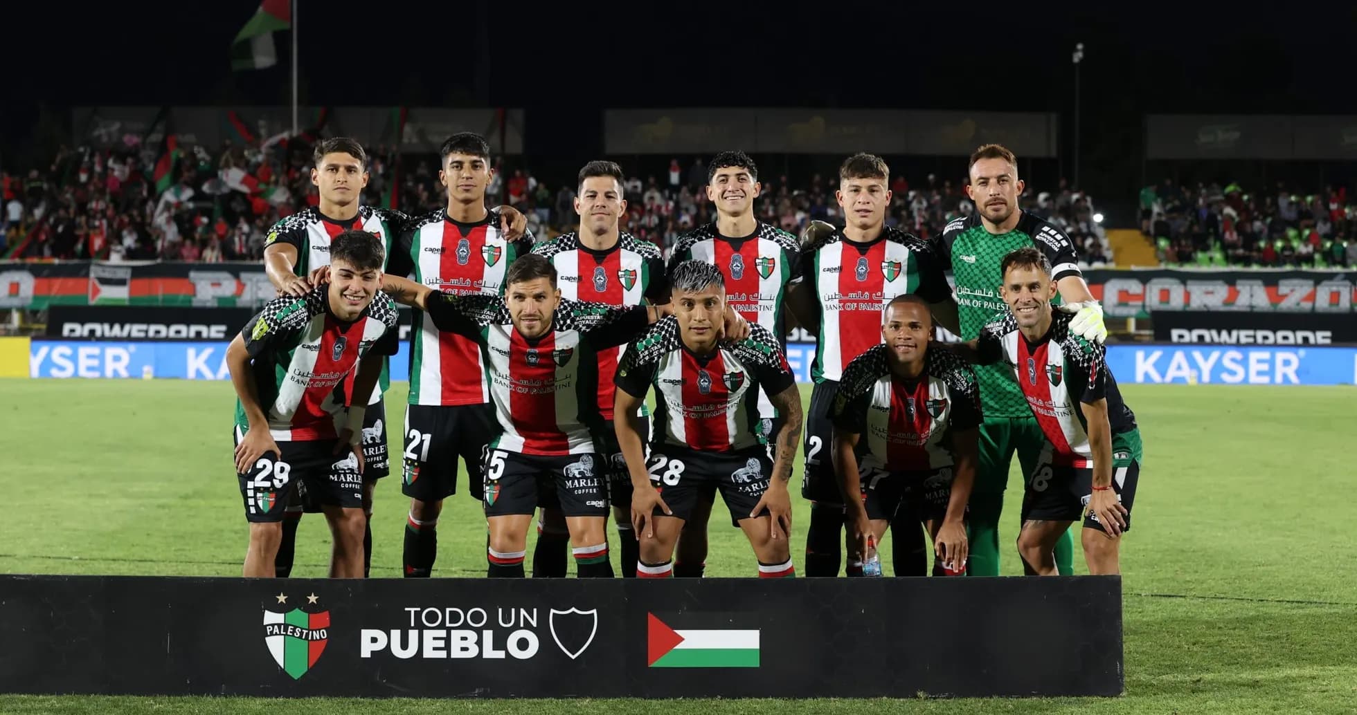 Jugadores de Palestino posando antes del partido
