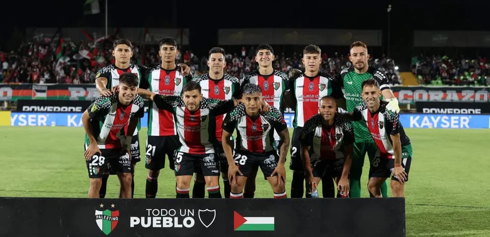 Jugadores de Palestino posando antes del partido