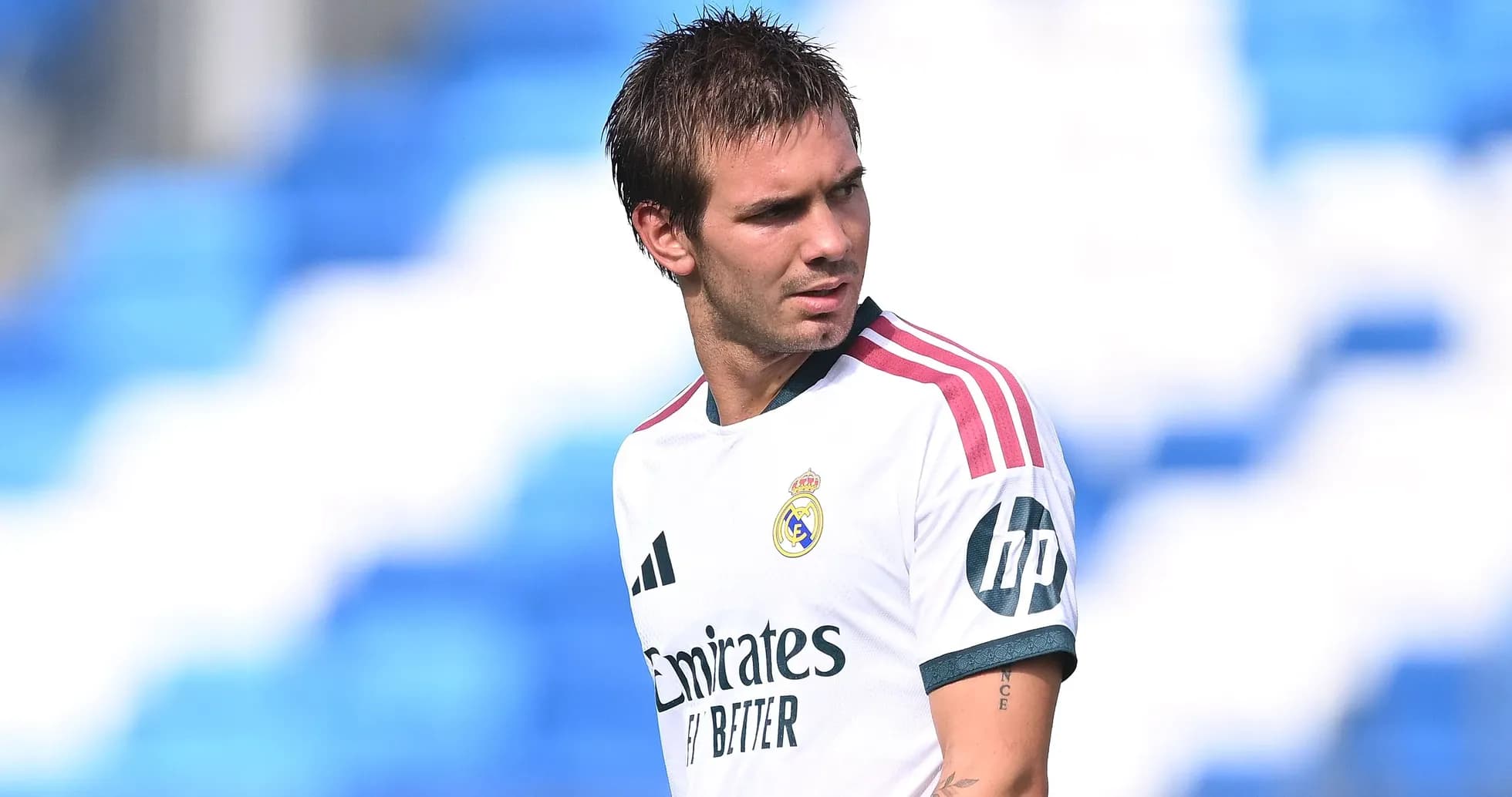 Jugador de Real Madrid en el campo de entrenamiento