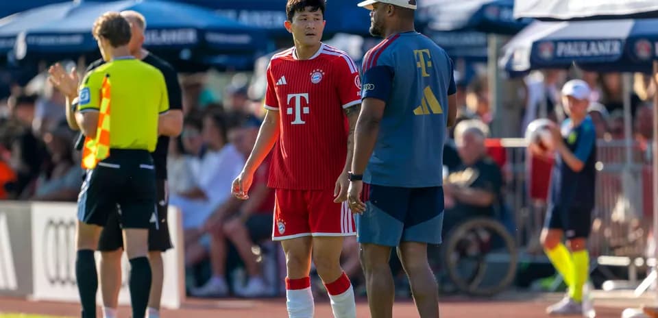Jugador de Bayern Munich hablando con entrenador en la banda
