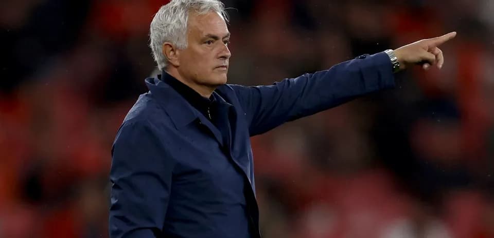 Entrenador señalando tácticas durante el partido