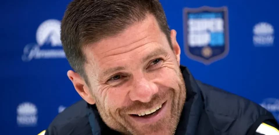 Entrenador sonriendo en rueda de prensa