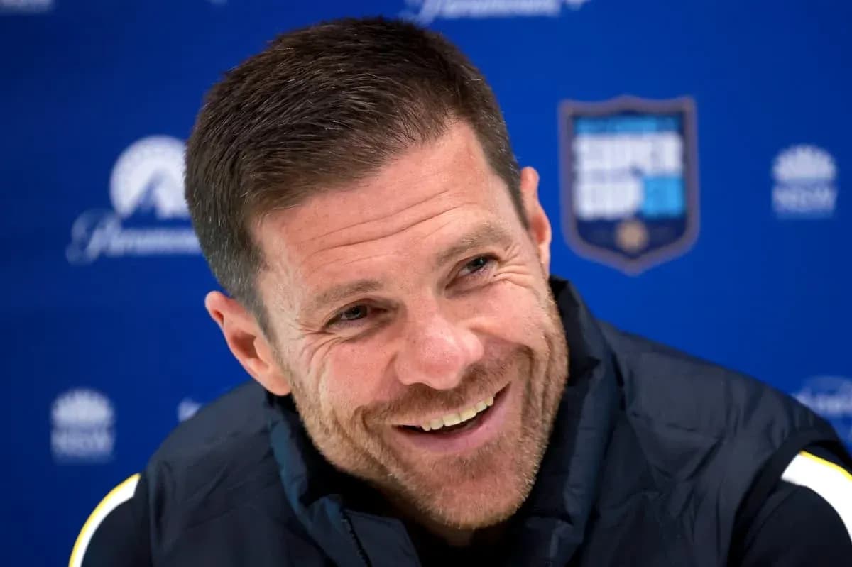Entrenador sonriendo en rueda de prensa