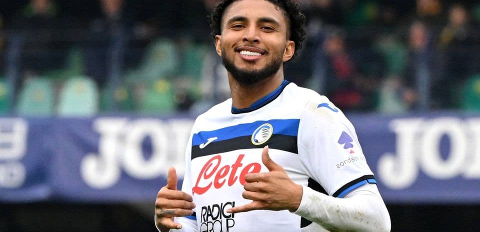 Jugador de Atalanta sonriendo y mostrando dos pulgares arriba