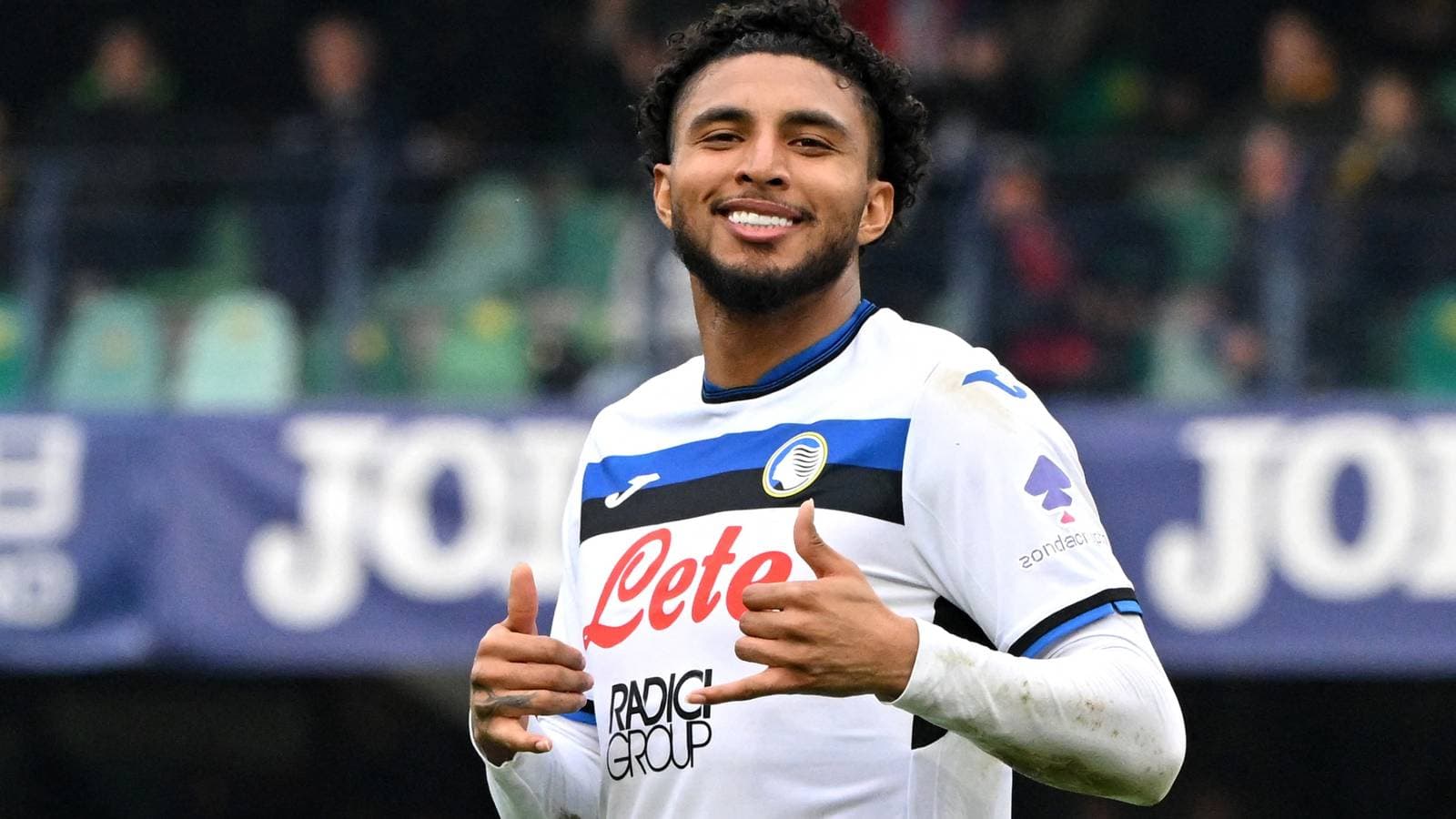 Jugador de Atalanta sonriendo y mostrando dos pulgares arriba