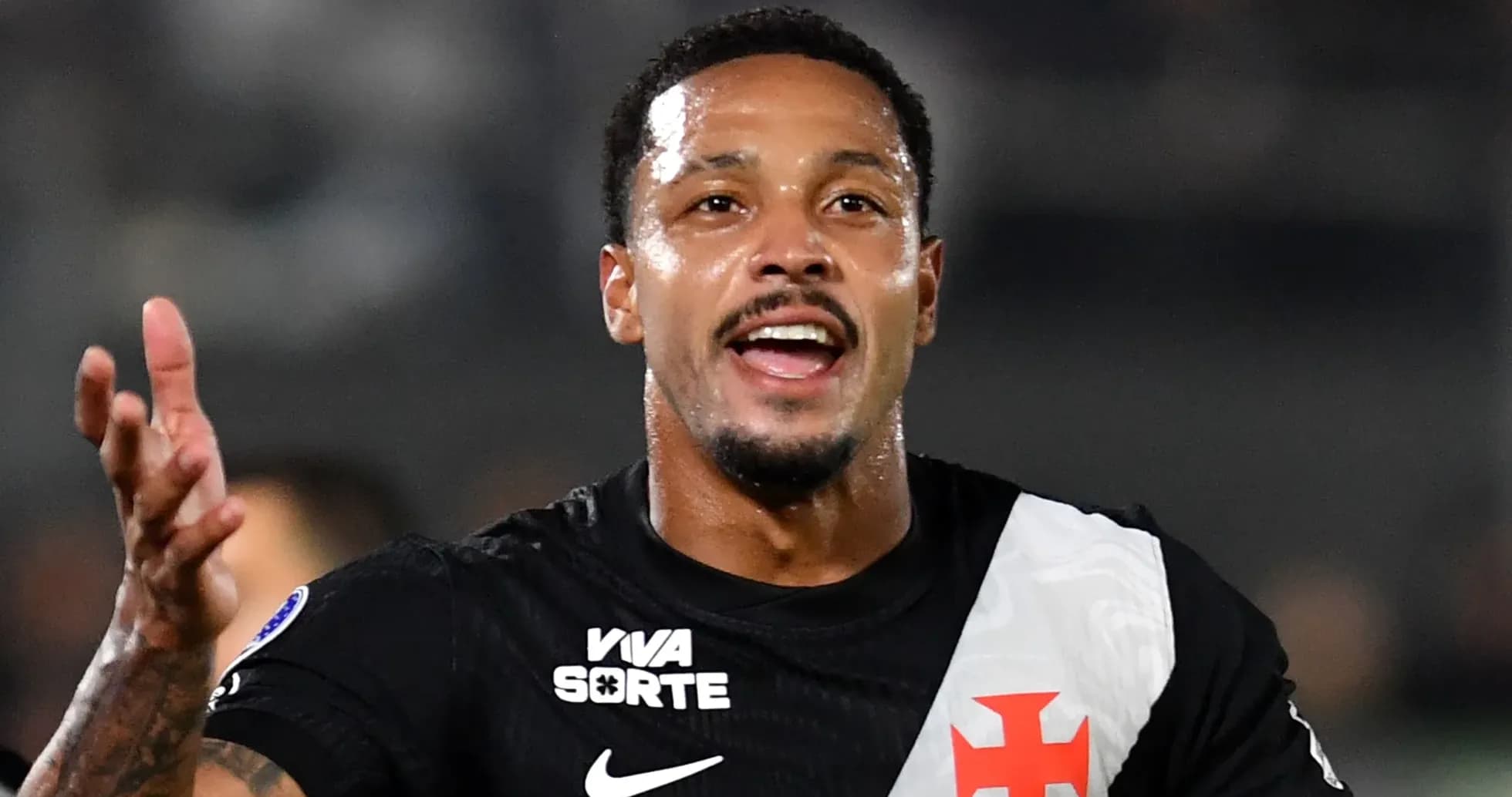 Jugador de fútbol celebrando con gesto en el campo