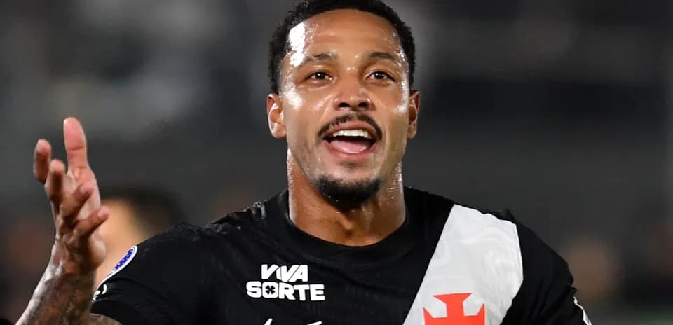 Jugador de fútbol celebrando con gesto en el campo