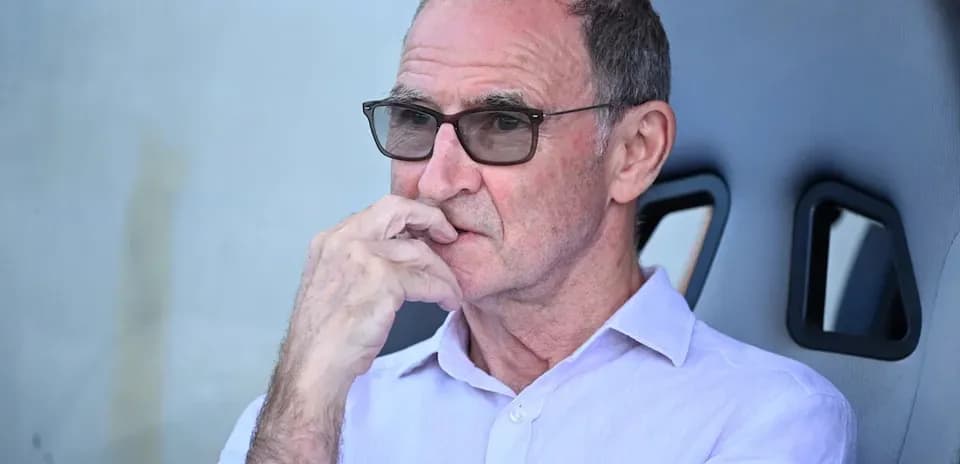 Hombre en el banquillo observando el partido