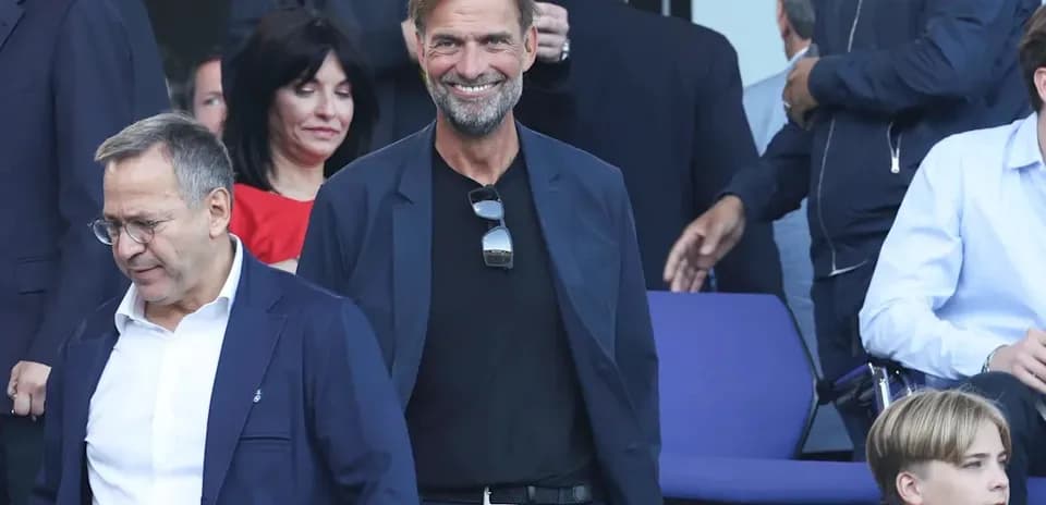 Hombres en un evento deportivo, uno sonriendo