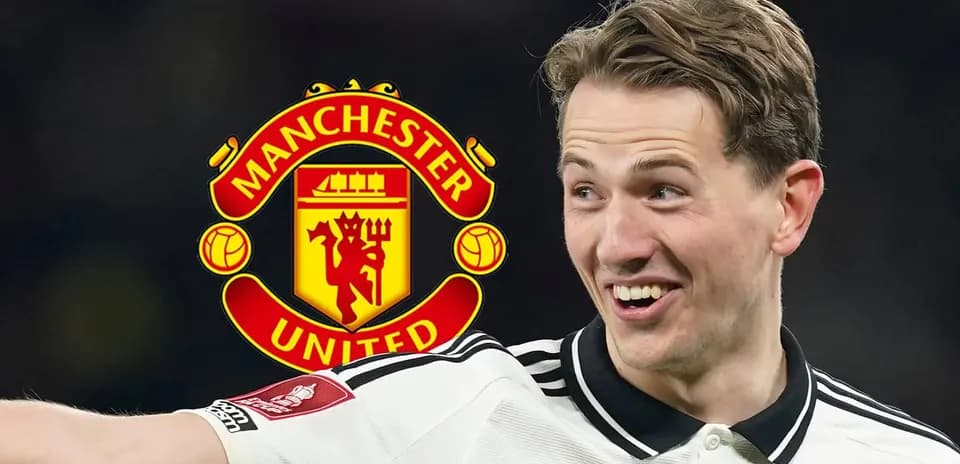Jugador sonriente con logo de Manchester United de fondo