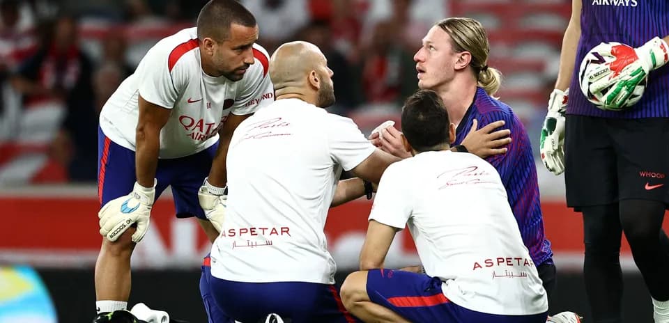 Jugadores y personal médico atendiendo a un jugador