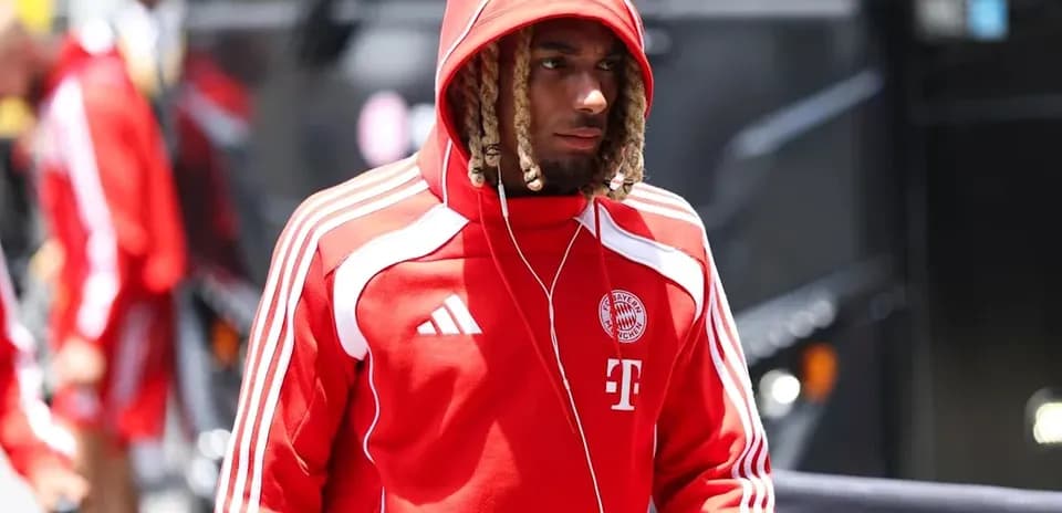 Jugador de Bayern Múnich llegando al estadio con sudadera
