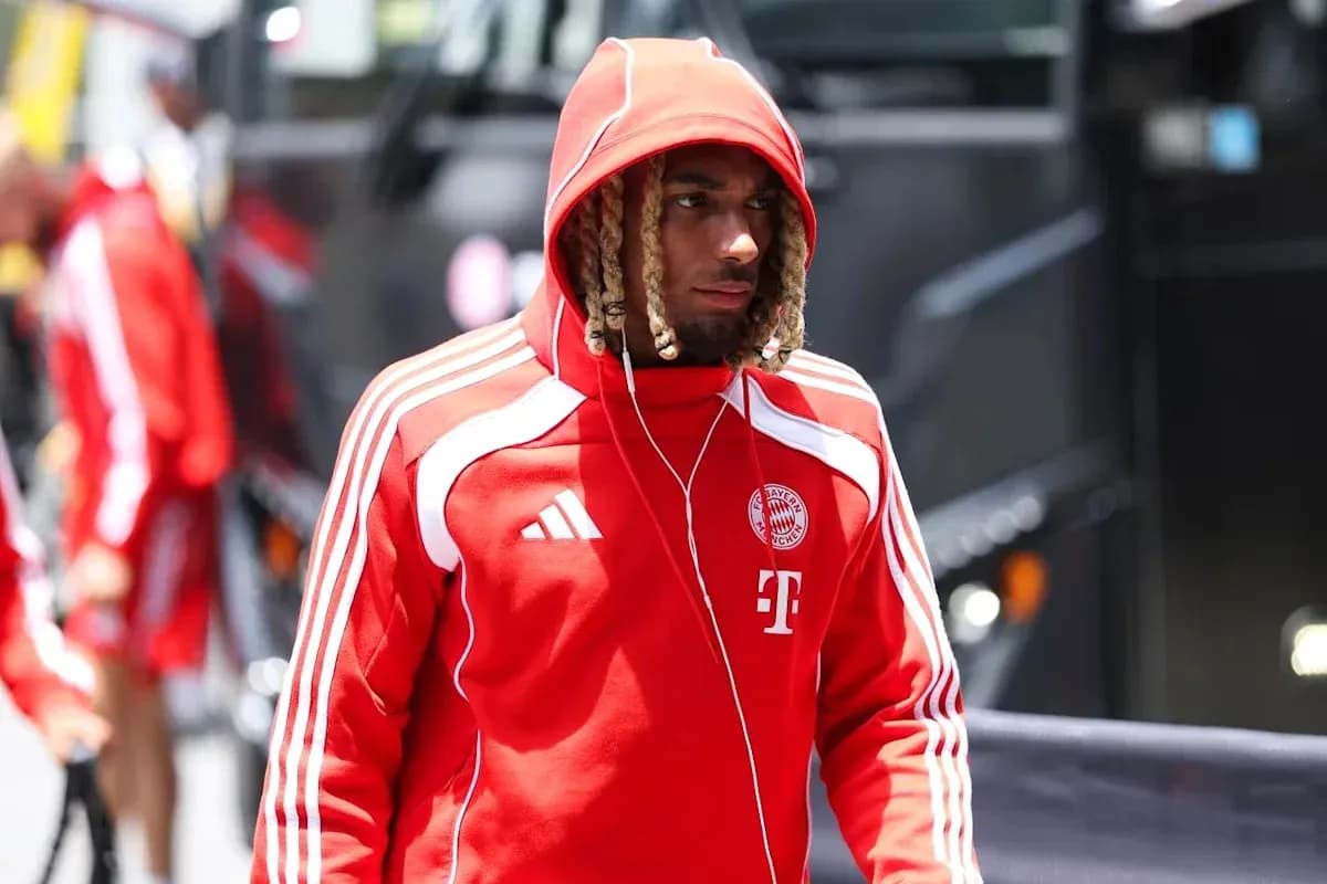 Jugador de Bayern Múnich llegando al estadio con sudadera