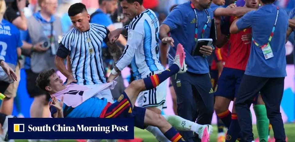 Jugadores de Argentina y España en una pelea en el campo
