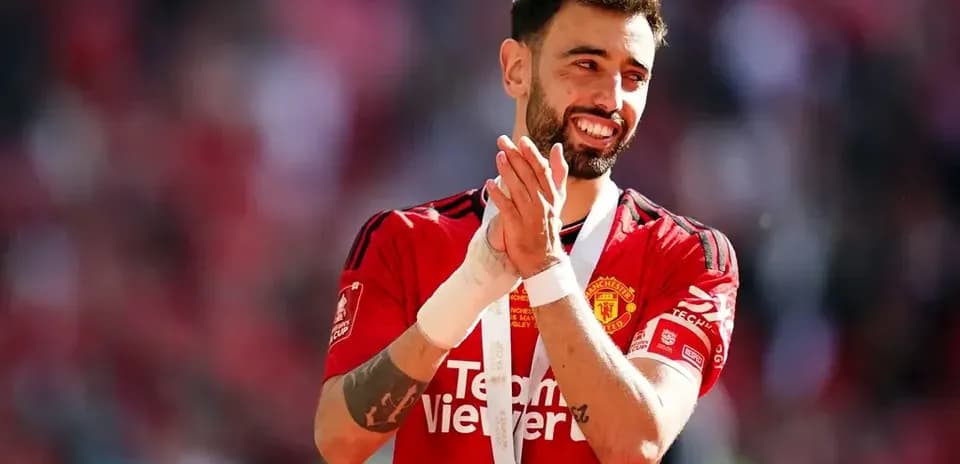 Bruno Fernandes aplaudiendo con medalla tras el partido