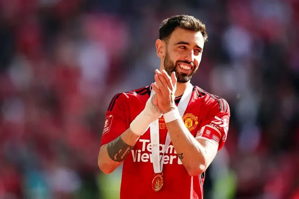 Bruno Fernandes aplaudiendo con medalla tras el partido