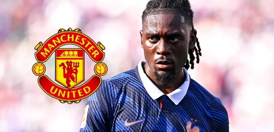 Jugador de fútbol con camiseta de Francia y logo de Manchester United
