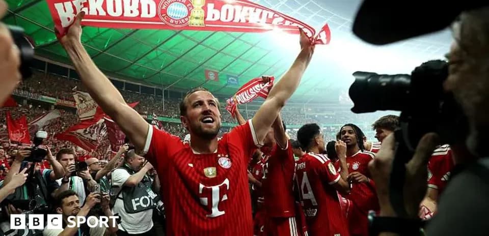 Jugador de Bayern Múnich celebrando con una bufanda