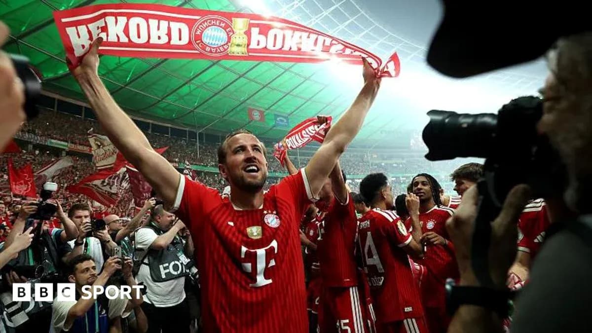 Jugador de Bayern Múnich celebrando con una bufanda