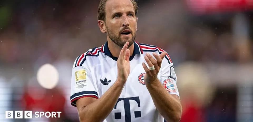 Jugador de Bayern Múnich aplaudiendo en el campo