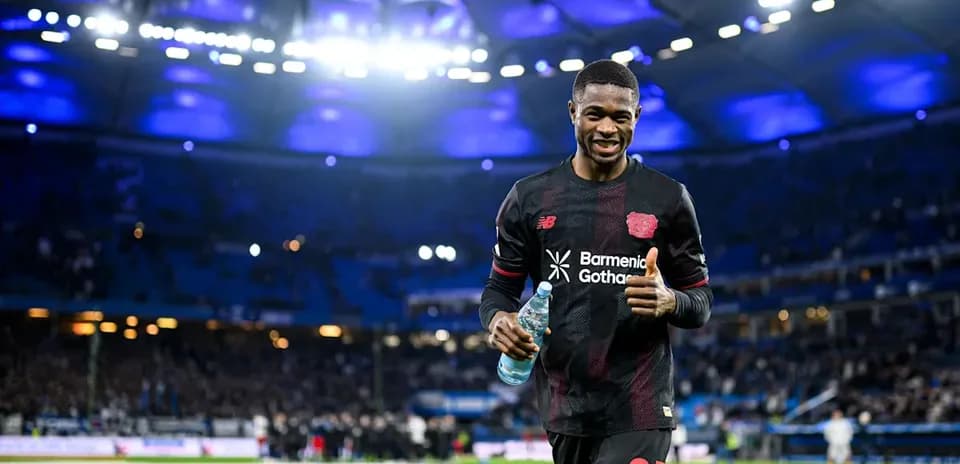 Jugador de fútbol sonriendo con botella de agua