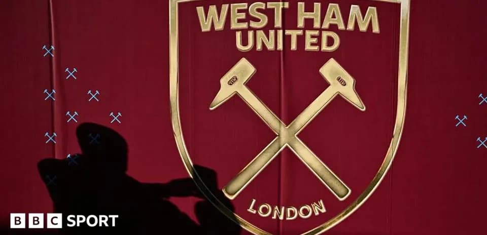 Escudo de West Ham United en fondo rojo
