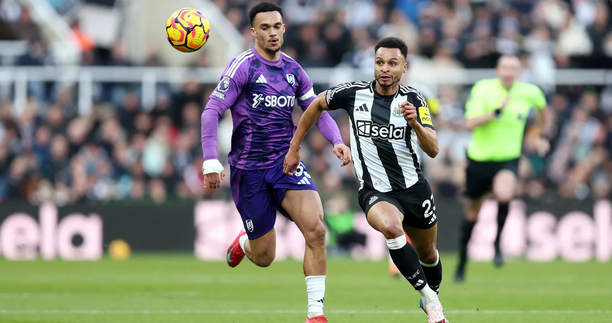 Jugador de Newcastle corriendo con el balón
