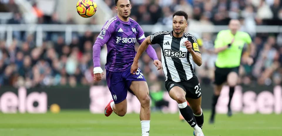 Jugador de Newcastle corriendo con el balón