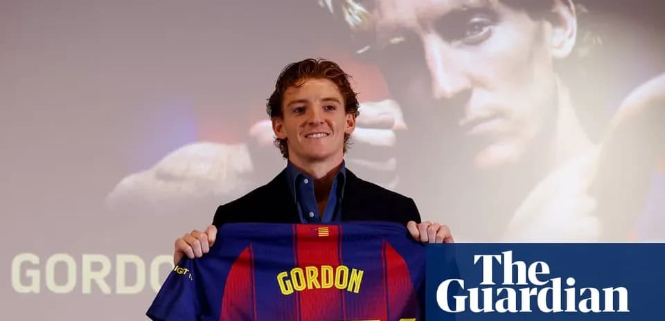 Jugador presenta camiseta de FC Barcelona en conferencia