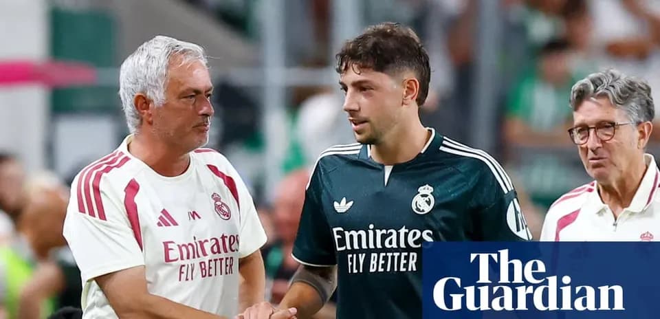 José Mourinho y jugador de Real Madrid estrechando manos