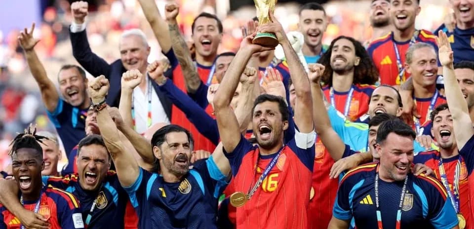 Equipo de España celebrando la victoria con trofeo