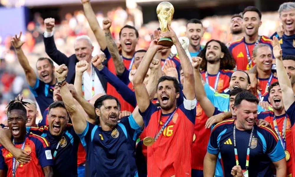 Equipo de España celebrando la victoria con trofeo