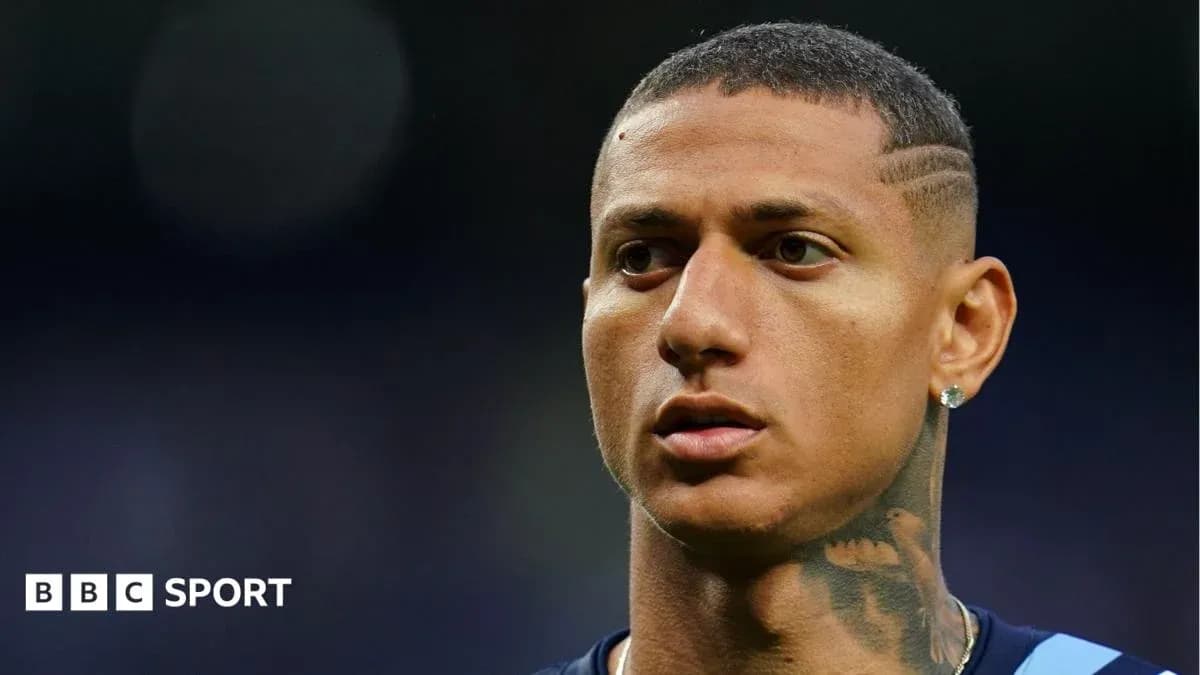 Jugador con tatuaje y peinado distintivo en el campo