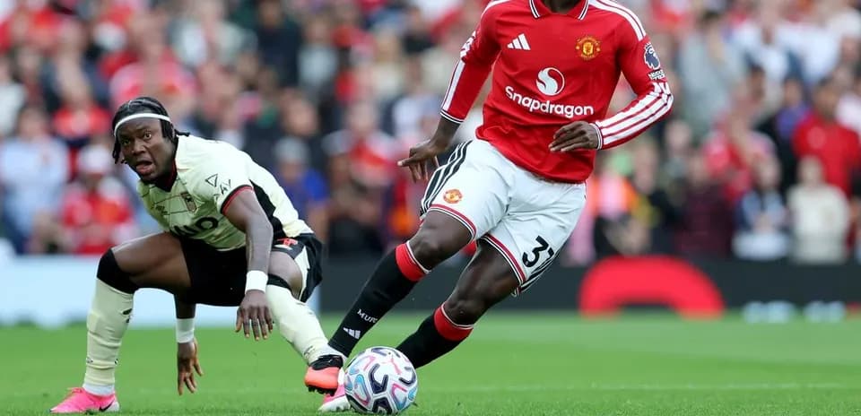 Jugador de Manchester United driblando a oponente