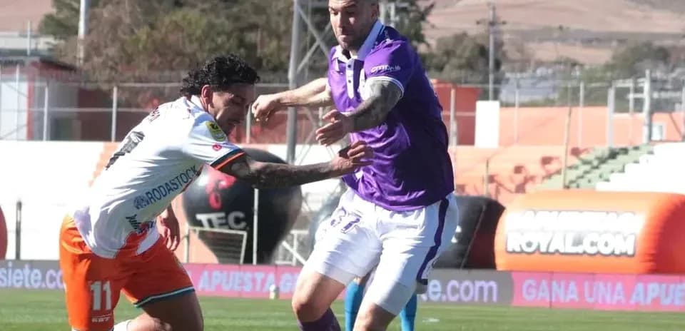 Jugadores de Cobresal y Universidad de Concepción en acción