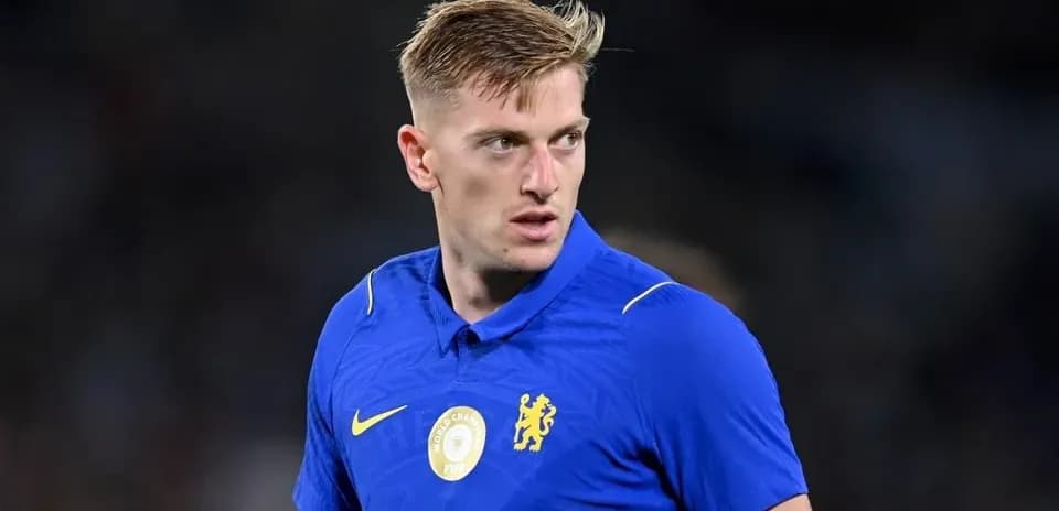 Jugador con camiseta azul de Chelsea en el campo